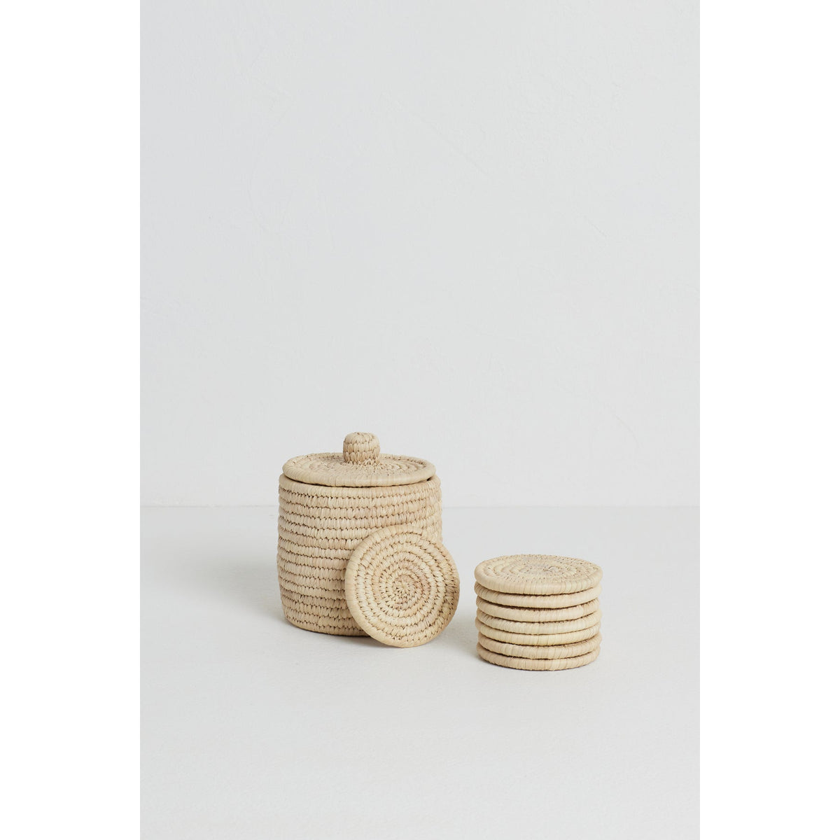 Round basket with coasters